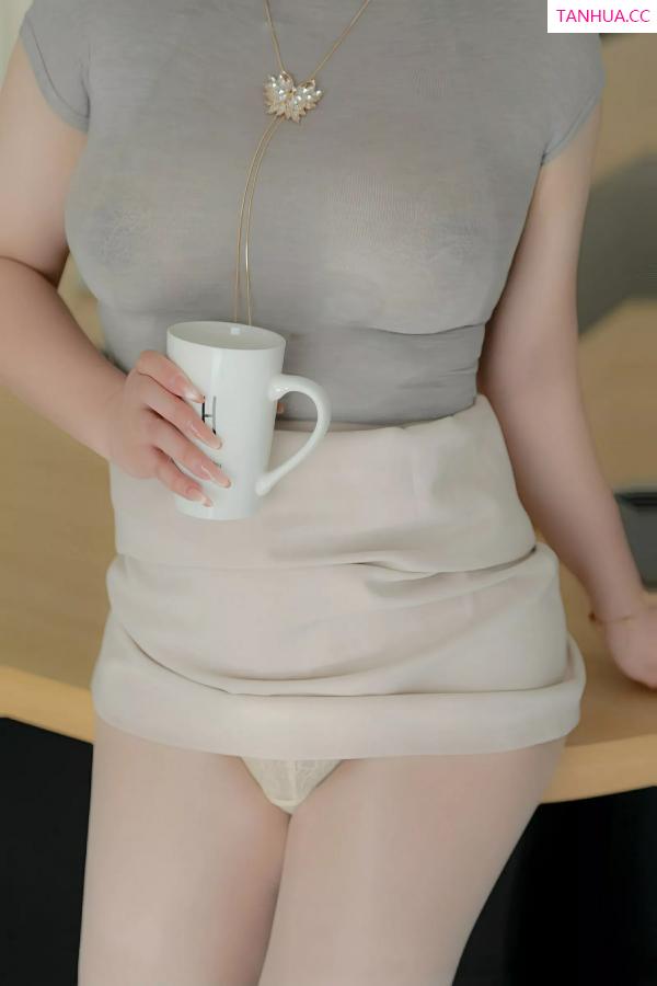 王格 王婉悠 [XiuRen]高清写真图 2025.07.01 No.10488 王婉悠Queen 原色丝袜第3张图片